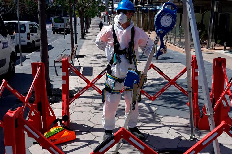 Operario de Hidraqua trabajando en instalaciones de saneamiento