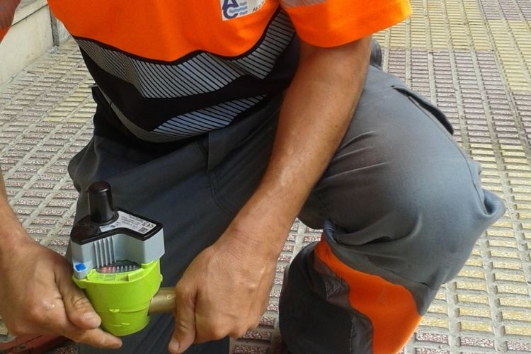 Operario de Aigües de Cullera instalado contador con Telelectura