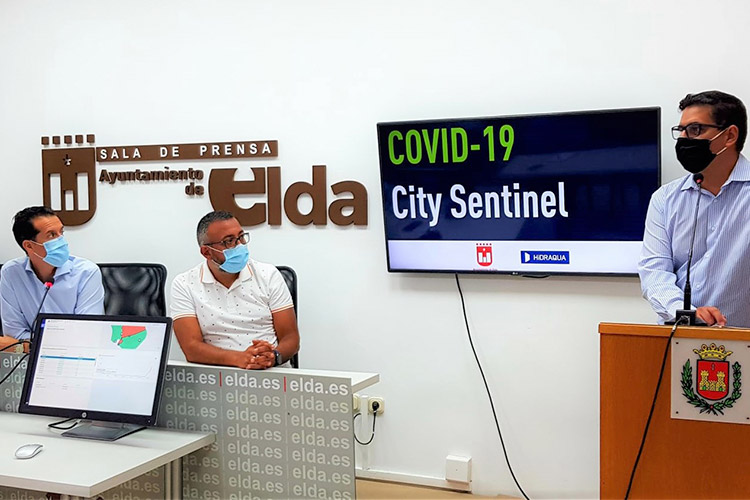 El alcalde de Elda, Rubén Alfaro, presenta City Sentinel, acompañado de José Antonio Amat, concejal de Servicios Públicos Sostenibles; Francisco Muñoz, gerente de Hidraqua; Antonio Sánchez, director de Innovación de Hidraqua y Francisco García, director de Operaciones de Labaqua.