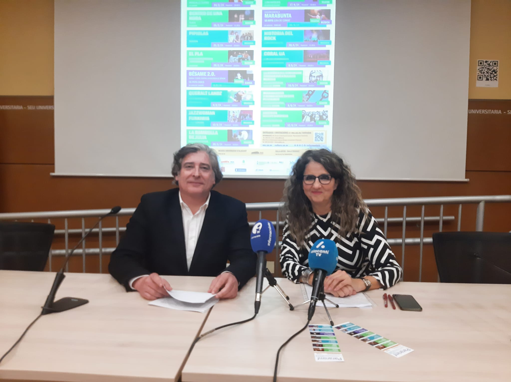 Ir a la noticia La programación de artes escénicas “Paranimf” de la UA contará con un nuevo servicio para personas con discapacidad  auditiva