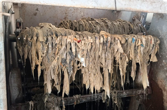Ir a la noticia Las depuradoras gestionadas por Hidraqua tratan anualmente 134 camiones de residuos sólidos debido al mal uso del alcantarillado
